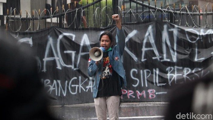 Diguyur Hujan, Mahasiswa Geruduk Gedung DPRD Jabar Tolak Omnibus Law Sejumlah mahasiswa kembali gelar unjuk rasa tolak omnibus law UU Cipta Kerja di depan Gedung DPRD Jawa Barat. Aksi itu tetap berlangsung meski diguyur hujan.