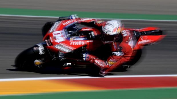Ducati's Italian rider Andrea Dovizioso rides during the third MotoGP free practice session of the Moto Grand Prix of Aragon at the Motorland circuit in Alcaniz on October 17, 2020. (Photo by JOSE JORDAN / AFP)