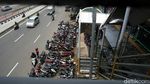 Duh, Badan Jalan di Pasar Senen Jadi Parkir Liar