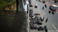 Meski rambu lalu lintas dilarang parkir terlihat di kawasan itu, tak sedikit pengendara yang nekat memarkirkan motor mereka di pinggir jalan.