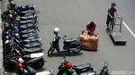 Duh, Badan Jalan di Pasar Senen Jadi Parkir Liar