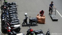 Minimnya pengawasan dari aparat setempat membuat badan jalan di kawasan itu dimanfaatkan menjadi parkir liar.