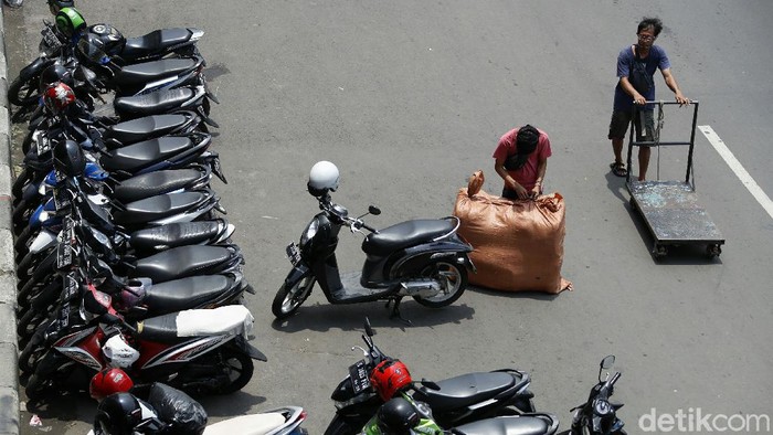 Sejumlah kendaraan tampak terparkir di badan jalan kawasan Pasar Senen, Jakarta. Seperti apa potretnya?