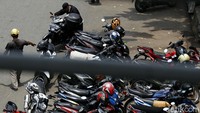Penampakan sejumlah kendaraan roda dua yang terparkir di pinggir jalan yang berada di kawasan Pasar Senen, Jakarta.