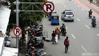 Sejumlah kendaraan roda dua tampak terparkir di pinggir jalan yang berada di kawasan Pasar Senen, Jakarta, Rabu (21/10/2020).