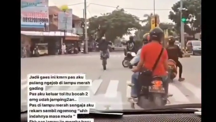 Emak-emak terobos lampu merah dan tabrak bikers yang sedang wheelie