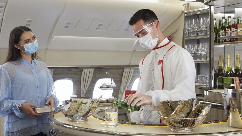 Emirates Buka Kembali Bar Mewah dalam Pesawat Maskapai Emirates kembali membuka layanan bar mewah untuk penumpang kelas bisnis dan kelas satu. Pembukaan disertai dengan protokol kesehatan.