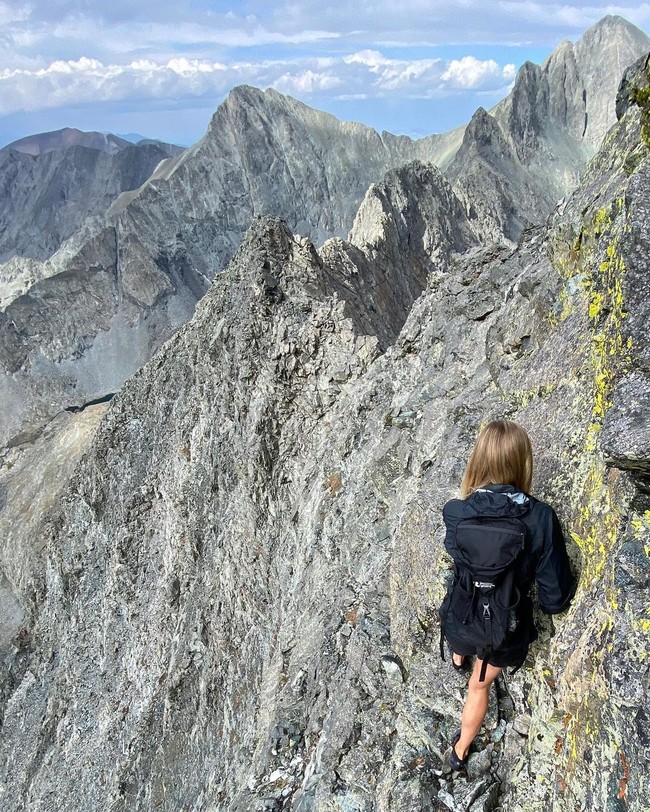 Aku pikir ini perayaan yang menyenangkan untuk mendaki gunung Elbert lagi, tapi melakukannya dengan high heels, ujar Erin, seperti dikutip dari Gazette. Foto: Instagram @erin_ton7