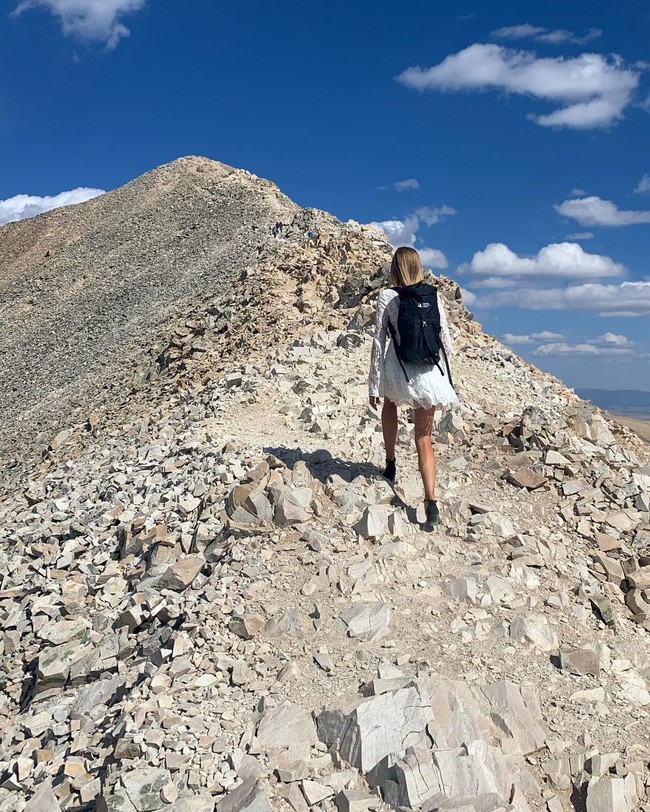 Tentu saja, saat mendaki dengan high heels dia menjadi atensi banyak orang. Erin mengaku bahwa dia ingin memperlihatkan bagaimana kekuatan wanita yang kerap dianggap remeh oleh pria. Foto: Instagram @erin_ton7