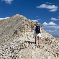 Tentu saja, saat mendaki dengan high heels dia menjadi atensi banyak orang. Erin mengaku bahwa dia ingin memperlihatkan bagaimana kekuatan wanita yang kerap dianggap remeh oleh pria. Foto: Instagram @erin_ton7