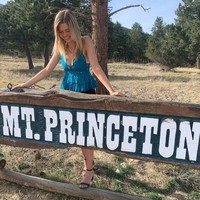 Wanita berambut pirang ini memang memiliki hobi mendaki gunung dan memanjat tebing. Erin ingin menantang dirinya sendiri dengan menggunakan high heels dibanding sepatu pendakian biasanya.  Foto: Instagram @erin_ton7