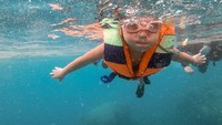 Salah satu momen yang membuat netizen gemas adalh saat Gempi snorkling.