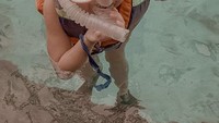 Dalam captionnya, Gisel menuliskan bahwa Gempi senang snorkling karena bertemu ikan-ikan.