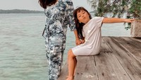 Dalam capitonnya dia menyebutnya menikmati pemandangan pagi di Pulau Macan. 