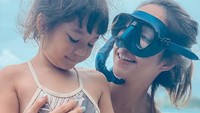 Saat di Pulau Macan, Gisel mengisi waktu dengan snorkling dan mengayuh kayak. 