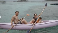 Tidak sendiri, di menghabiskan waktu bersama kekasih dan putri cantiknya Gempi. 