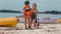 Dalam Instagramnya, Gisella Anastasia membagikan momen liburannya di Pulau Macan, Kepulauan Seribu. 