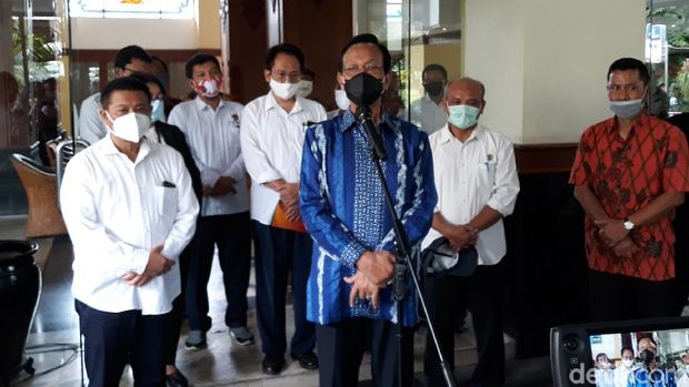 Gubernur DIY, Sri Sultan Hamengku Buwono (HB) saat memberikan keterangan libur panjang