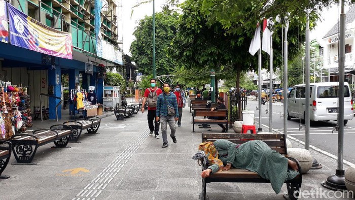 Gubernur DIY, Sri Sultan Hamengku Buwono (HB) saat memberikan keterangan libur panjang