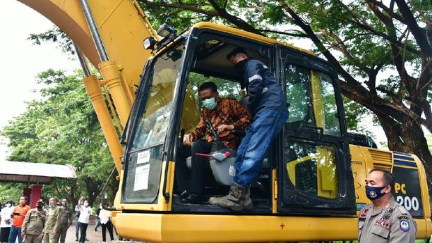 Gubernur Sulsel Nurdin Abdullah memulai secara simbolis pembongkaran Stadion Mattoanging (dok. Istimewa).