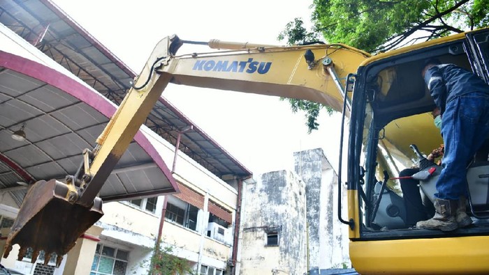 Gubernur Sulsel Nurdin Abdullah memulai secara simbolis pembongkaran Stadion Mattoanging (dok. Istimewa).