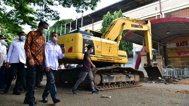 Gubernur Sulsel Nurdin Abdullah memulai secara simbolis pembongkaran Stadion Mattoanging (dok. Istimewa).
