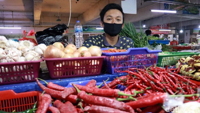 Harga cabai merah meroket di sejumlah pasar tradisional di Kota Bandung. Hal tersebut terjadi karena perubahan musim.