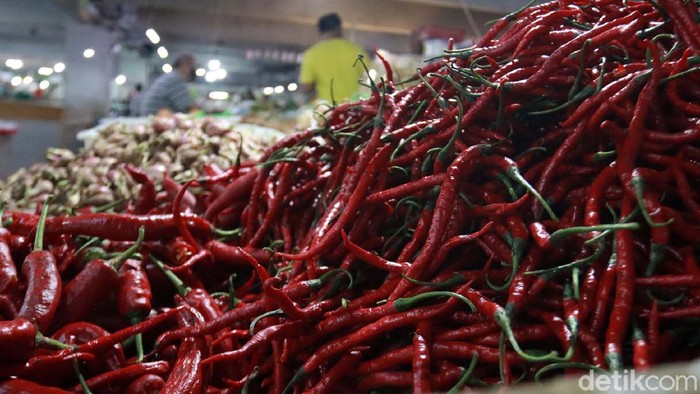 Harga cabai merah meroket di sejumlah pasar tradisional di Kota Bandung. Hal tersebut terjadi karena perubahan musim.