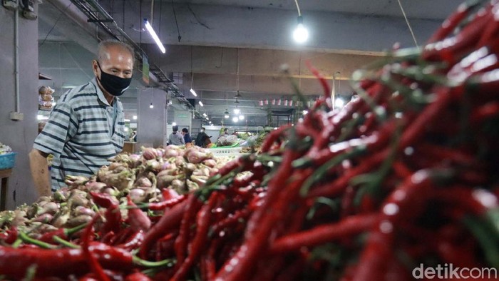 Harga cabai merah meroket di sejumlah pasar tradisional di Kota Bandung. Hal tersebut terjadi karena perubahan musim.