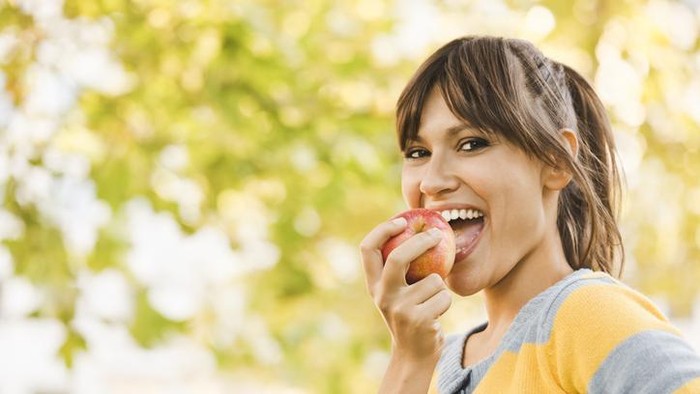 Ilustrasi wanita makan buah