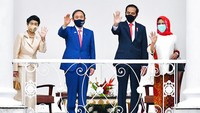 Lebih lanjut, Suga mengatakan dia dan Jokowi juga sepakat mempererat kerja sama di bidang keamanan dan pertahanan. Selain itu, keduanya sepakat mengadakan pertemuan two plus two dalam waktu dekat. AP Photo/Laily Rachev  