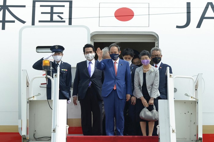 Indonesia Kedatangan PM Jepang Baru di Tengah Pandemi In this photo released by Indonesian Presidential Palace, Japanese Prime Minister Yoshihide Suga, center, waves, accompanied by his wife Mariko Suga, left in foreground, upon arrival at Halim Perdanakusuma Airport in Jakarta, Indonesia, Tuesday, Oct. 20, 2020. Suga arrived in Indonesia on the second leg of his first overseas trip as premier to underscore his government’s aims of countering China in the region (Indonesian Presidential Palace via AP)