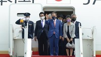 Yoshihide Suga tiba di Istana Bogor bersama istrinya, Mariko Suga, pukul 16.00 WIB, Selasa (20/10/2020). Kedatangan PM Jepang pengganti Shinzo Abe ini disiarkan kanal YouTube Sekretariat Presiden. Indonesian Presidential Palace via AP  