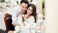 Tampil mesra dengan sang kekasih, Danu dan Jenita kompak mengenakan pakaian serba putih saat makan bersama. Foto: Instagram @danu_sofwan