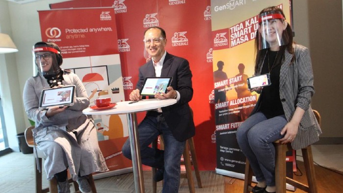 Karyawati  PT Asuransi  Jiwa Generali Indonesia memperlihatkan aplikasi  digital iPropose  saat peluncuran  produk berbasis unit link yang memiliki fitur unik GenSMART dan  iPropose  di Jakarta, Rabu (21/10). Peluncuran GenSMART memberikan perlindungan 3X lipat dari produk unit link lainnya.dan iPropose  adalah bagian dari inovasi untuk terus membantu nasabah dan mendampingi di berbagai situasi, khususnya di situasi pandemi Covid-19 saat ini.