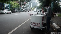 Setiap hari Mustafa berkeliling kawasan Ibu Kota untuk menjajakan kopinya. Sesekali ia berhenti untuk membuat kopi para pembeli.