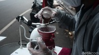 Bisnis warung kopi keliling yang dijalani Mustafa ini pun cukup menjanjikan.