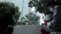 Menariknya selain menjajakan kopi secara keliling, pembeli juga dapat memesan kopi tersebut melalui aplikasi.