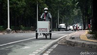 Namun, pemesanan melalui aplikasi ini hanya bisa dilakukan maksimal jarak radius 8 kilometer dari lokasi warung kopi keliling tersebut.
