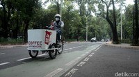 Mustafa menjadi salah satu orang yang terdampak pandemi COVID-19 di Indonesia. Meski begitu, ia tetap semangat merintis usaha di tengah kondisi sulit seperti saat ini. Usaha yang digelutinya adalah warung kopi keliling.