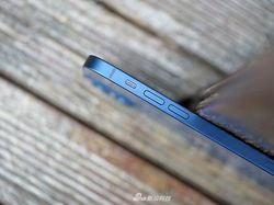 iPhone 12 Biru yang Menggoda Jiwa dan Dompet