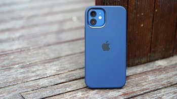 Ketika iPhone 12 dipasangkan case MageSafe. Foto: Sina Mobile