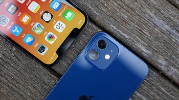iPhone 12 masih mengusung notch dan dual kamera belakang. Foto: Sina Mobile