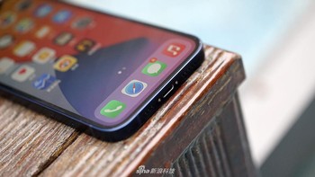 Bezel dibuat makin tipis dari pendahulunya. Foto: Sina Mobile