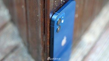 Ketebalan ponsel ini hanya 7,4 mm. Foto: Sina Mobile