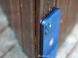 iPhone 12 Biru yang Menggoda Jiwa dan Dompet