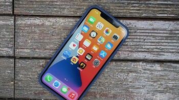 iPhone 12 mengusung layar OLED 6,1 inch dengan tingkat kecerahan 800 nit. Foto: Sina Mobile