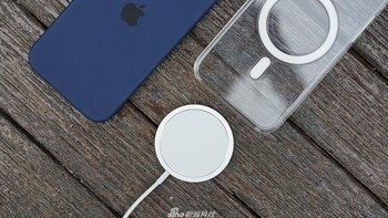 Apple turut menghadirkan charger wireless MagSafe. Foto: Sina Mobile