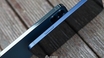 Layaknya iPhone 12, ketebalannya hanya 7,4 mm. Foto: Sina Mobile