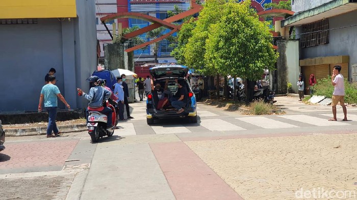 Jenazah pasien positif COVID-19 di Bone, Sulsel dimakamkan sendiri pihak keluarga (Zulkipli Natsir-detikcom).